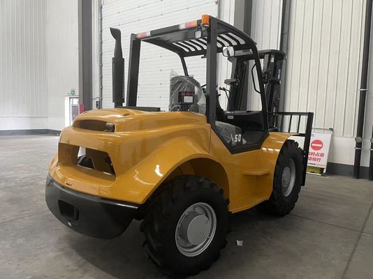 3 टन 3.5 टन 5 टन 4 व्हील ड्राइव फोर्कलिफ्ट 2WD आउटडोर फोर्कलिफ्ट