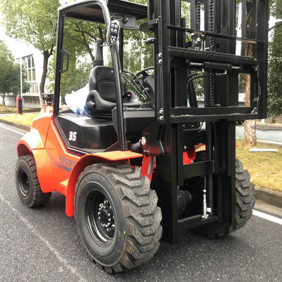 3.5 टन 4x4 फोर्कलिफ्ट छोटे असमान इलाके फोर्कलिफ्ट FD35 डीजल इंजन